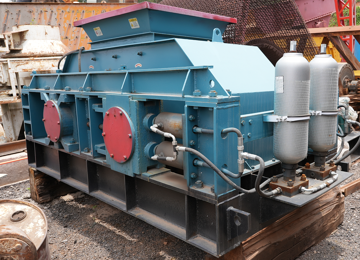 Used Roll Crusher for Sand Making/Mineral Processing/Cement 